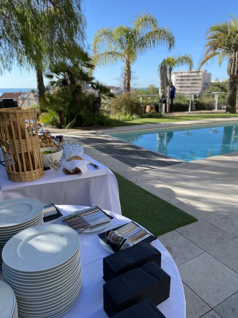 Villa in Cannes als Alternative zum Firmenevent in einer Wohnung in Cannes für ein großes sitzendes Abendessen