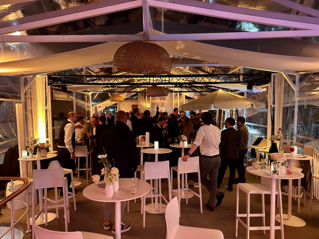 Organiser sa convention Cannes - Salle plénière professionnelle au Palais des Festivals avec scénographie B to B haut de gamme et cocktail networking Côte d'Azur