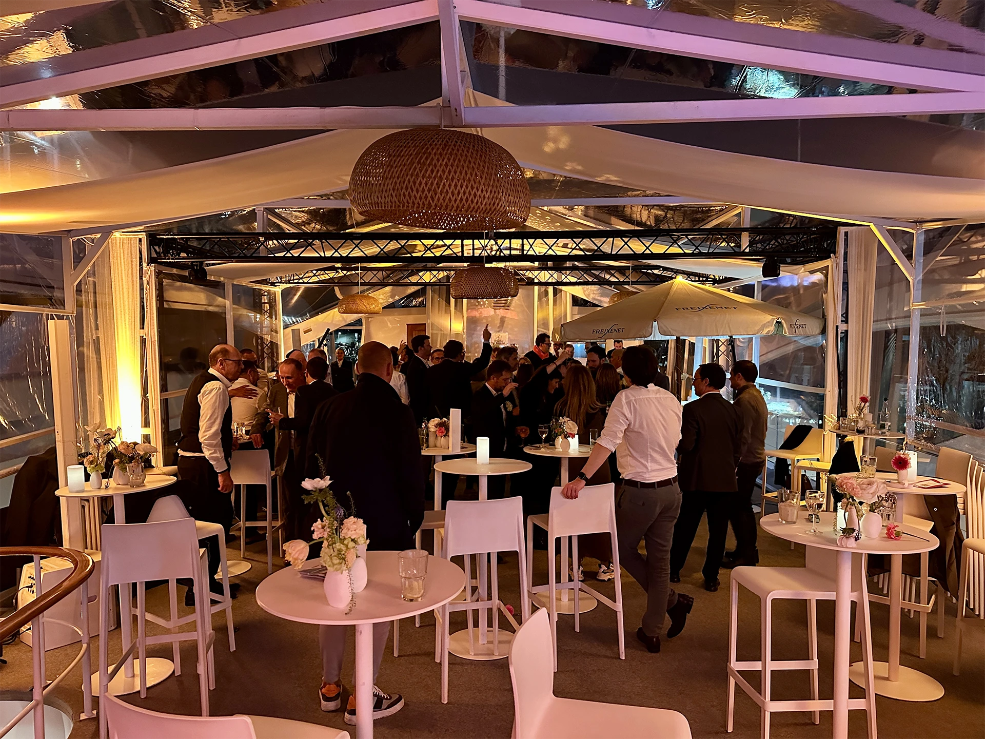 Organiser sa convention Cannes - Salle plénière professionnelle au Palais des Festivals avec scénographie B to B haut de gamme et cocktail networking Côte d'Azur