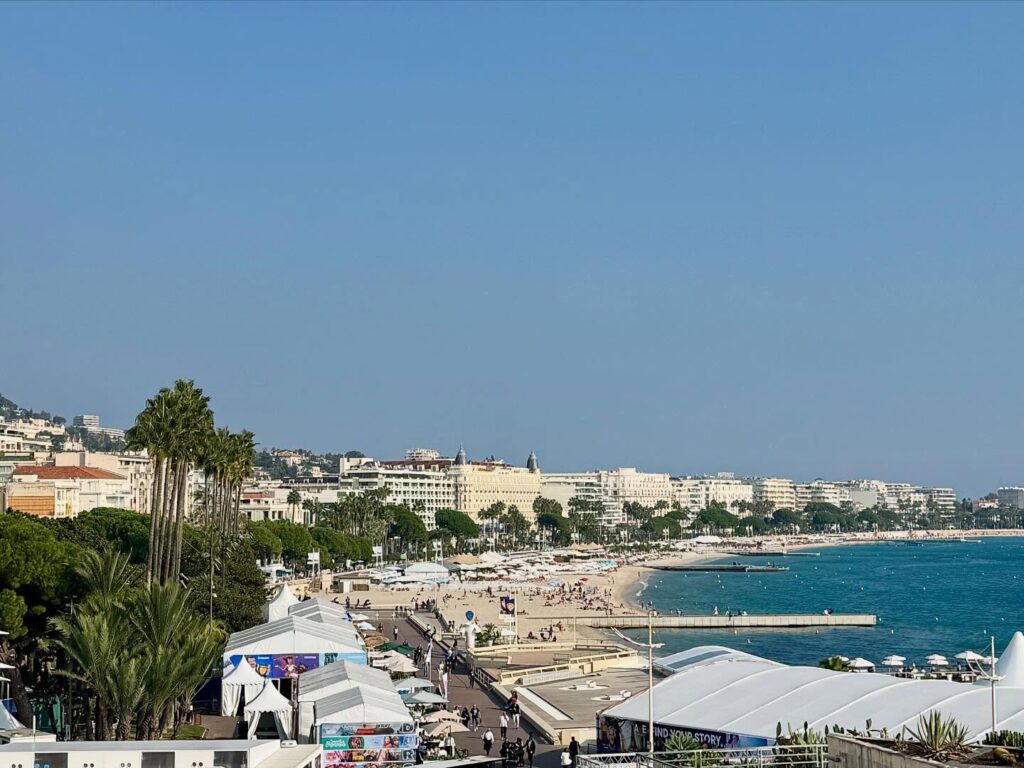 Événements MIPCOM Cannes 2026 sur la Croisette avec Palais des Festivals et yachts professionnels durant marché audiovisuel